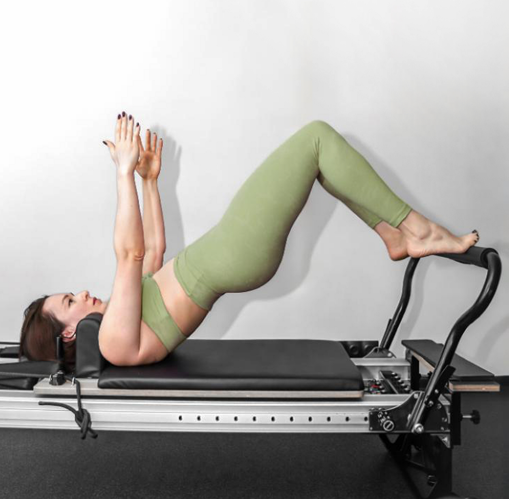 Девушка занимается на реформере