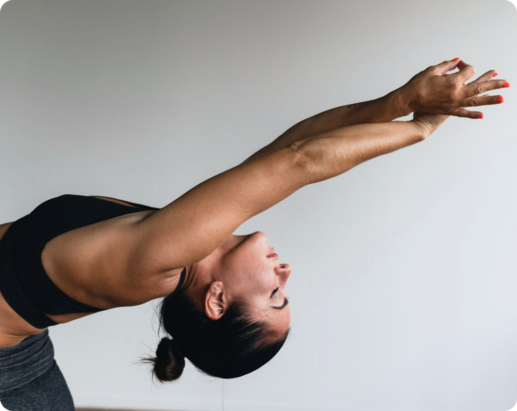 Молодая брюнетка занимается пилатесом